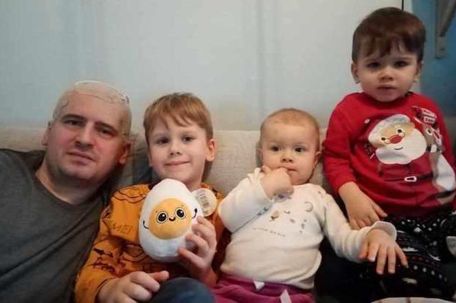 У него трое маленьких детей, которых он не хочет оставить сиротами. 43-летний Роберт Пирош может быть спасен чудом и его соотечественниками
