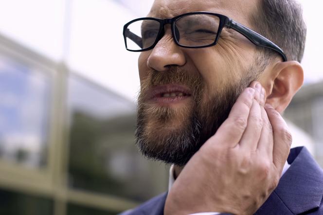 Есть ли у вас проблемы со слухом в шумной обстановке? Это симптом, который может указывать на деменцию.